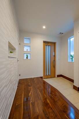 フロアコーティングを施工した床はお手入れしやすく、光をよく反射して住まいの顔となる玄関に高級感を演出しています。
