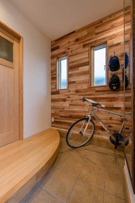 玄関框のゆるやかなカーブとニュージーパインの床の温かみで木の優しい雰囲気が漂うエントランス