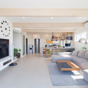 快適な室内空間に家族の皆さんが大満足、スタイリッシュな二世帯住宅