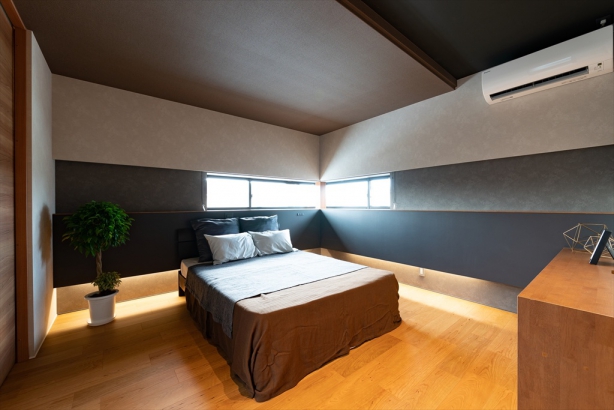 コーナーサッシが繊細で、落ち着いた雰囲気の寝室。 株式会社 結－YUI－｜人の思いをデザインする、富山の注文住宅の施工事例 パノラマの景色が広がる家 ｜みずかぜモデル