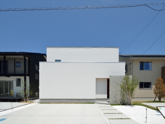 洗練されたミニマルな外観。 株式会社 結－YUI－｜人の思いをデザインする、富山の注文住宅の施工事例 青空を切り取る、陽だまりテラスの家 ｜経堂の家