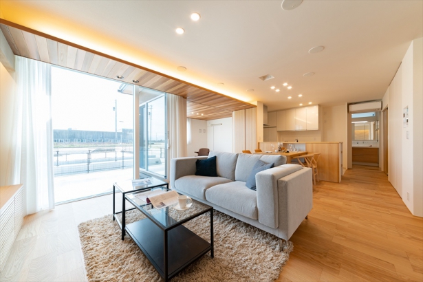 リビングには大開口の窓を用いることで解放感のある空間に。 株式会社 結－YUI－｜人の思いをデザインする、富山の注文住宅の施工事例 変化するスタイルに寄り添う住まい　|　やぶなみの家