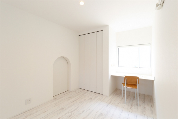 お部屋全体を白色でまとめ、シンプルな印象に仕上げた子ども室。 株式会社 結－YUI－｜人の思いをデザインする、富山の注文住宅の施工事例 内と外の「つながり」が豊かな暮らしを育む家　｜　婦中の家