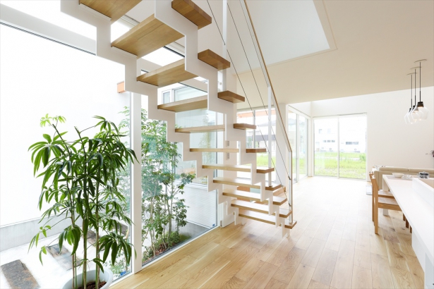 LDKのスケルトン階段は広がりを与えるだけでなく、空間を整った印象に仕上げます。 株式会社 結－YUI－｜人の思いをデザインする、富山の注文住宅の施工事例 内と外の「つながり」が豊かな暮らしを育む家　｜　婦中の家