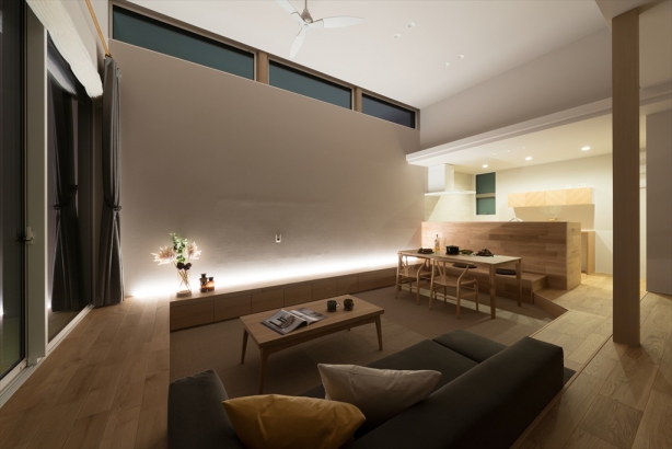 施した間接照明が夜のリビングをラグジュアリーな雰囲気に仕上げます。 株式会社 結－YUI－｜人の思いをデザインする、富山の注文住宅の施工事例 ゆとりの暮らしに辿りつく家　|　開モデル
