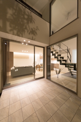 LDKとフラットに繋がるテラスが、開放感あふれる暮らしに導きます。 株式会社 結－YUI－｜人の思いをデザインする、富山の注文住宅の施工事例 プライベートテラスを囲う家　｜　綾田町の家