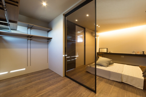 寝室は、クローゼットとの仕切りにガラスの建具を用いてラグジュアリーな空間に。 株式会社 結－YUI－｜人の思いをデザインする、富山の注文住宅の施工事例 プライベートテラスを囲う家　｜　綾田町の家