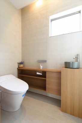 造作収納と洗面ボウルがインテリア性を高めたトイレ。 株式会社 結－YUI－｜人の思いをデザインする、富山の注文住宅の施工事例 「ゆとり時間」を設計した家　｜　上轡田の家