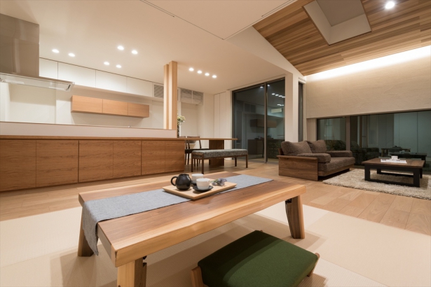 和室の建具を全て開放することで、更に広々とした居住空間に。 株式会社 結－YUI－｜人の思いをデザインする、富山の注文住宅の施工事例 「ゆとり時間」を設計した家　｜　上轡田の家