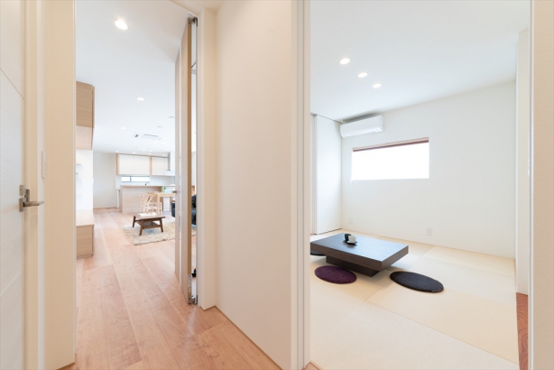 和室はホールからも出入りが可能。 株式会社 結－YUI－｜人の思いをデザインする、富山の注文住宅の施工事例 家族で楽しむパークガーデンのある家