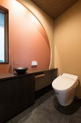 壁の意匠を日本画のような色合いにすることで、トイレも和の心が宿る空間に。 株式会社 結－YUI－｜人の思いをデザインする、富山の注文住宅の施工事例  #YUIの家　【トイレ特集】