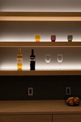 キッチンの造作飾り棚には、間接照明を施しました。お気に入りのお酒やグラスをドラマティックな光で照らします。 株式会社 結－YUI－｜人の思いをデザインする、富山の注文住宅の施工事例 素材を楽しむガレージハウス