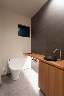 紙巻き器と手洗い器を一体化させ、高級感と利便性を兼ね備えたトイレの造作収納。 株式会社 結－YUI－｜人の思いをデザインする、富山の注文住宅の施工事例 素材を楽しむガレージハウス