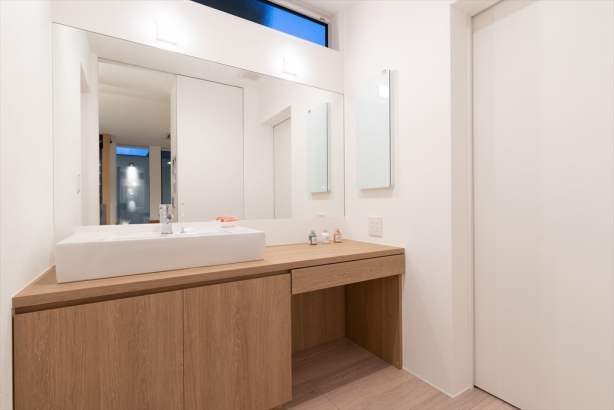 清潔感のある色合いでまとめられた、シンプルで使いやすい洗面室。 株式会社 結－YUI－｜人の思いをデザインする、富山の注文住宅の施工事例 素材を楽しむガレージハウス