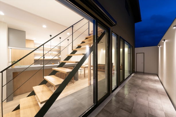 スケルトンの鋼製階段。見通しを生かして、抜け感のある空間に仕立てます。 株式会社 結－YUI－｜人の思いをデザインする、富山の注文住宅の施工事例 素材を楽しむガレージハウス