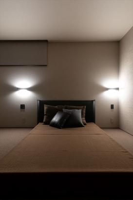 間接照明がラグジュアリーな印象を与える寝室。 株式会社 結－YUI－｜人の思いをデザインする、富山の注文住宅の施工事例 ボーダレスにつながる2階リビングの家
