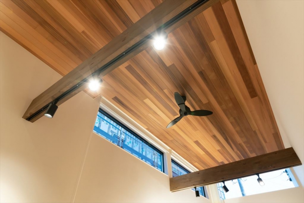 高天井には、無垢材である羽目板を施しました。天井近くに窓を設けることで、お部屋に明るさを与えます。 株式会社 結－YUI－｜人の思いをデザインする、富山の注文住宅の施工事例 木の温もりと光に包まれる家