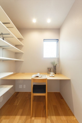 2帖の書斎。集中して作業したい時などにおすすめの個室スペースです。 株式会社 結－YUI－｜人の思いをデザインする、富山の注文住宅の施工事例 家族の想いを紡ぐ二世帯住宅