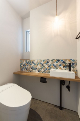 造作の手洗いとブルーのタイルがアクセントになっているトイレ。 株式会社 結－YUI－｜人の思いをデザインする、富山の注文住宅の施工事例 家族の想いを紡ぐ二世帯住宅
