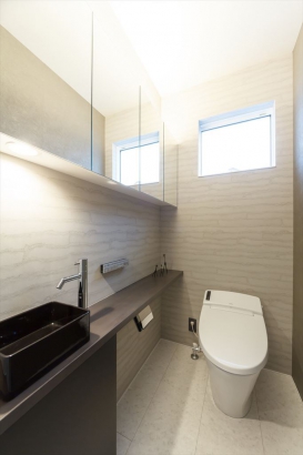 トイレの壁面にはミラーを。空間の広がりを感じられます。 株式会社 結－YUI－｜人の思いをデザインする、富山の注文住宅の施工事例 庭が生む寛ぎの時間がある家