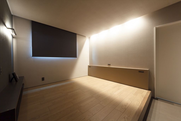 間接照明を取り入れた小上りの寝室。就寝前の時間をゆっくり過ごせそうです。 株式会社 結－YUI－｜人の思いをデザインする、富山の注文住宅の施工事例 庭が生む寛ぎの時間がある家