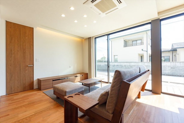 光がたっぷり入るリビング。家具もこだわり、贅沢なリラックス空間に。 株式会社 結－YUI－｜人の思いをデザインする、富山の注文住宅の施工事例 カフェライクな住まい
