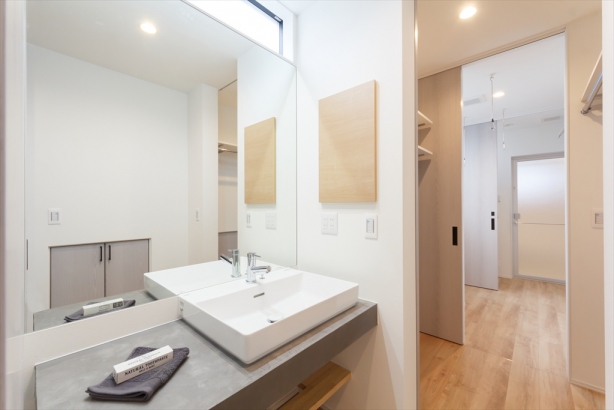 造作の洗面台。存在感のある大きな鏡は、洗面室という限られた空間にも広さを生み出します。 株式会社 結－YUI－｜人の思いをデザインする、富山の注文住宅の施工事例 暮らしを奏でる、音楽でつながる家