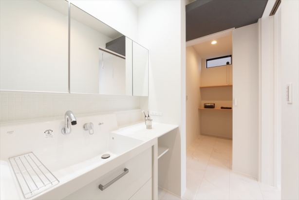 クローゼットとウォークスルーで繋がる洗面室は、サンルームと脱衣室とも隣接し、使いやすい水回り動線に。 株式会社 結－YUI－｜人の思いをデザインする、富山の注文住宅の施工事例 「個」が心地よく過ごせる家