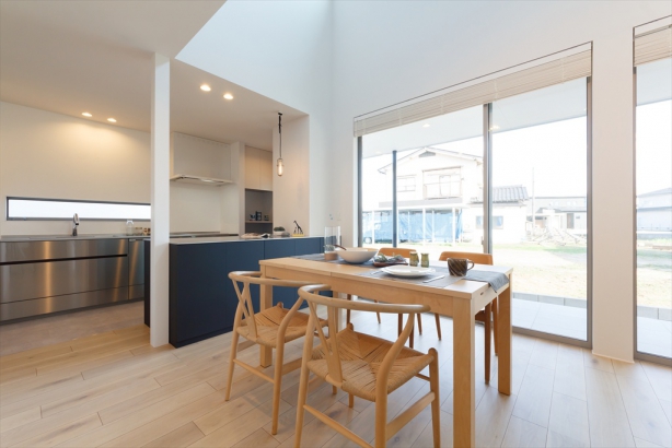 オリジナルキッチンと明るいダイニング 株式会社 結－YUI－｜人の思いをデザインする、富山の注文住宅の施工事例 オン・オフの切替を楽しむ家