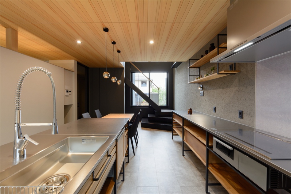 ・コーディネートを格上げするコンクリート調の床材と板張り天井、二型キッチンが魅力のLDK。
