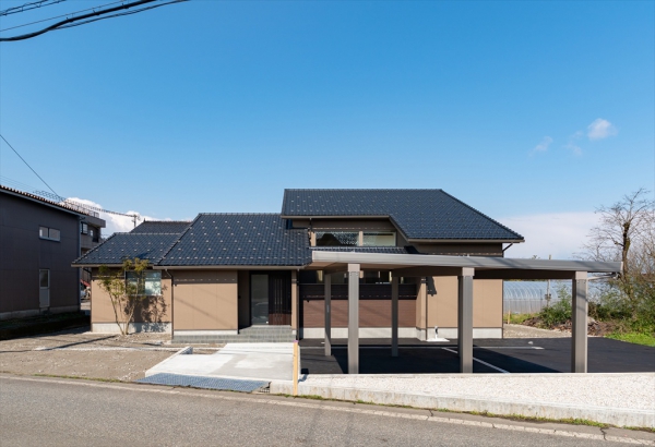   株式会社 結－YUI－｜人の思いをデザインする、富山の注文住宅の施工事例 中庭を囲む二世帯住宅