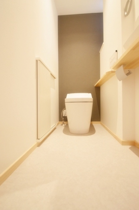 トイレ 有限会社岡崎工務店の施工事例 家事の効率と木の温もりのあるくつろぎ空間を叶えた家