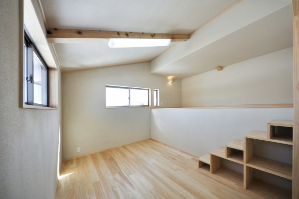 子供室 有限会社岡崎工務店の施工事例 ステップフロアのある和モダンな平屋