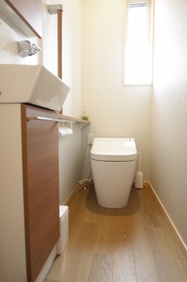 トイレ 有限会社岡崎工務店の施工事例 “無為自然”大自然の中で自然素材に囲まれて暮らしたい