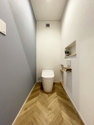 トイレ 有限会社岡崎工務店の施工事例 家族と愛犬が共に心地よく暮らす広々リビングの家