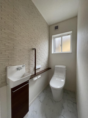 壁にエコカラットを使ったトイレの画像 有限会社岡崎工務店の施工事例 間取りを一新！スケルトンリフォームで快適に過ごせるあたたかい家