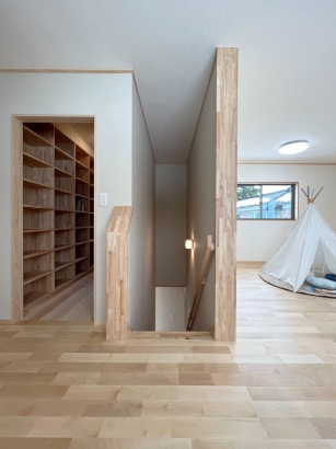 子供部屋と書庫 有限会社岡崎工務店の施工事例 畳リビングでくつろぐ和の趣が感じられる家