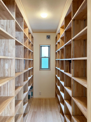 書庫造作本棚 有限会社岡崎工務店の施工事例 畳リビングでくつろぐ和の趣が感じられる家