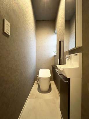 トイレ 有限会社岡崎工務店の施工事例 スクエアリビングで広々大人空間