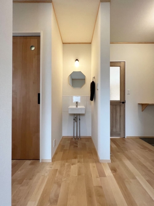 鏡とライトがかわいい手洗い洗面台 有限会社岡崎工務店の施工事例 自然素材が心地よいナチュラルスタイルの家
