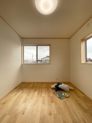 子供部屋　床には無垢のカバザクラ、窓枠はひのきでナチュラルな空間 有限会社岡崎工務店の施工事例 自然素材が心地よいナチュラルスタイルの家