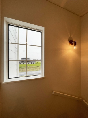 格子FIX窓 有限会社岡崎工務店の施工事例 まっ白な外観が光る、北欧スタイルの家 ～ラーゴムな暮らし～