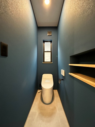 トイレ 有限会社岡崎工務店の施工事例 家事がしやすい回遊動線と充実した趣味スペースがある二世帯の家