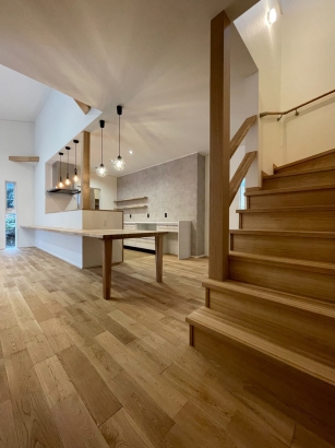 リビング階段 有限会社岡崎工務店の施工事例 お互い家事がしやすく、ゆったり過ごせるナチュラルモダンな二世帯住宅
