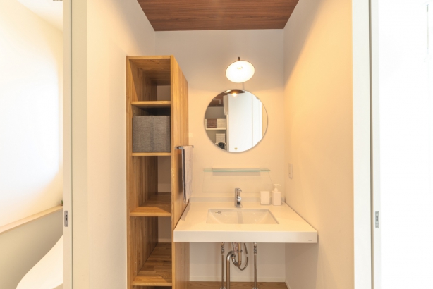洗面所には棚を造作 casa TONAMI（カーサ となみ）の施工事例 生涯満足の平屋をあなたに。　casa piatto(カーサ　ピアット）