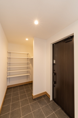 自由に使える玄関スペース casa TONAMI（カーサ となみ）の施工事例 生涯満足の平屋をあなたに。　casa piatto(カーサ　ピアット）