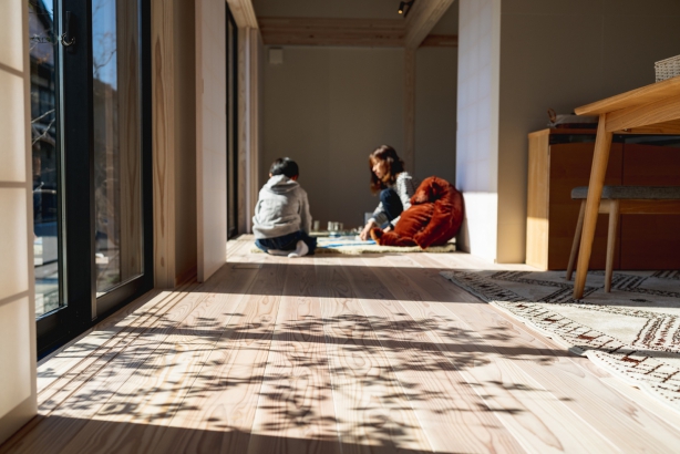 床材は杉の無垢材を使用　暖かく快適に過ごせます casa TONAMI（カーサ となみ）の施工事例 伝統美と最新技術から生まれた家　   casa amare (カーサ アマーレ）