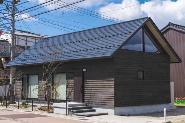 最新技術と日本の伝統的な外観を組み合わせた　casa amare (カーサ　アマーレ) casa TONAMI（カーサ となみ）の施工事例 伝統美と最新技術から生まれた家　   casa amare (カーサ アマーレ）