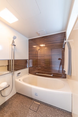 浴室 casa TONAMI（カーサ となみ）の施工事例 抜群の開放感。大開口が魅力の「展望台の家」　design casa