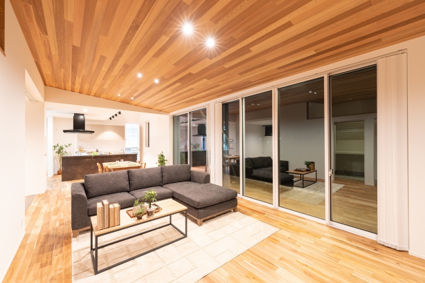 リビング-夜 casa TONAMI（カーサ となみ）の施工事例 抜群の開放感。大開口が魅力の「展望台の家」　design casa